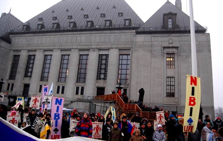 Protesters rally in front of the Supreme Court of Canada in Ottawa for the hearing in the Clyde River case. (Jillian Kestler-D'Amours)